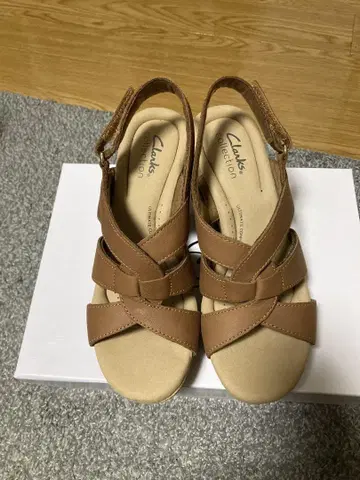 클락스 샌들 브라우 S 사이즈 이번 시즌