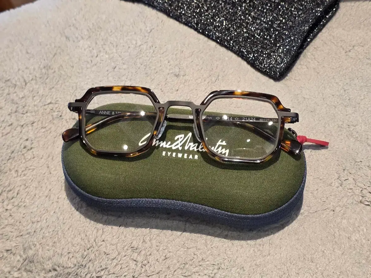 Anne et Valentin M14 21A24 Titanium Glasses