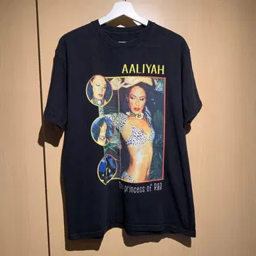 AALIYAH black TEE