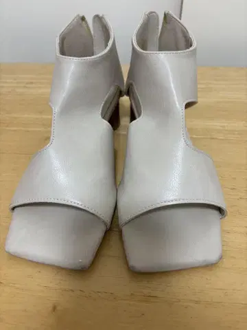 라이트 베이지 아이보리 오픈토 샌들