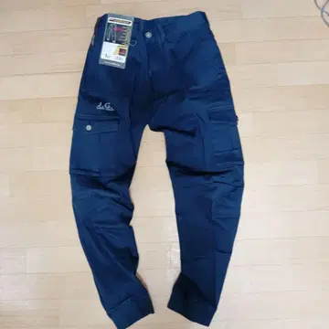 다크 블루 카고 팬츠 포켓 부착