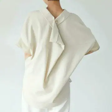 ESICA 새틴 절개 백 드레이프 버튼 풀오버 베이지 골드 백 버튼