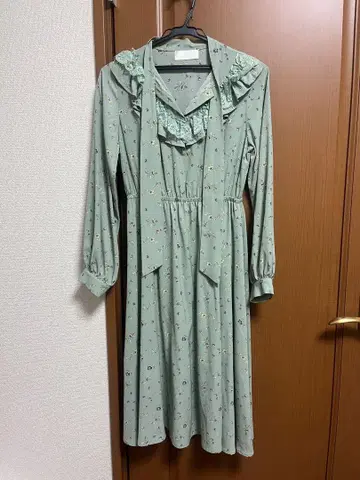 프릴이 달린 꽃무늬 민트 그린 원피스