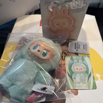 LABUBU THE MONSTERS 에너지에 열중!