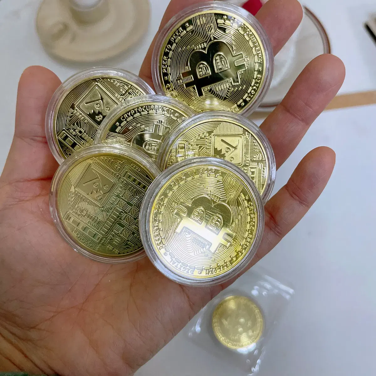 Bitcoin Model Commemorative Coin Virtual Currency Golden Coin Medal Keyring  Friend Gift #기념동전,#모형화페,#가상화폐,#비트코인모형,#비트코인소장 on Bunjang Global Site.