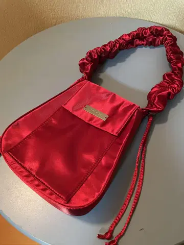빨간색 새틴 숄더백 프릴 핸들