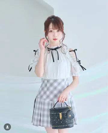 로제뮤즈 Shoulder frills blouse