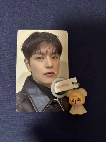 아이돌 사진 카드와 개 키링 세트