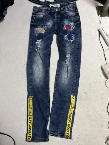 오프 화이트 데미지 데님 팬츠