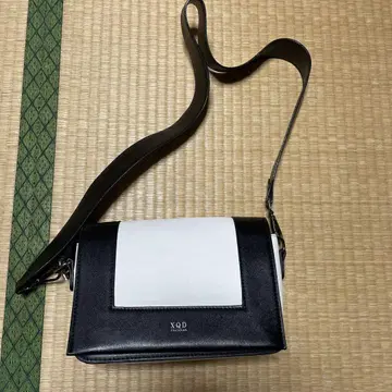 블랙과 화이트 숄더백