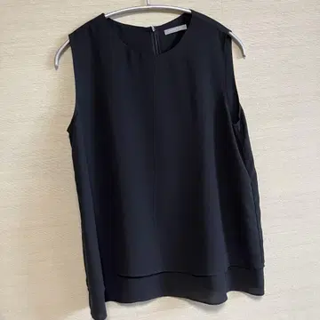 블랙 슬리브리스 상의