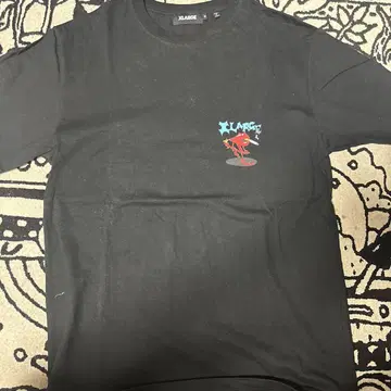 XLARGE 블랙 티셔츠 그래픽 프린트