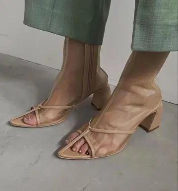 베이지 메쉬 오픈토 샌들