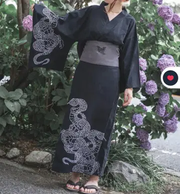 검은색 뱀 무늬의 기부스 유카타