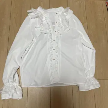 프릴이 달린 화이트 긴팔 블라우스 엑시즈팜