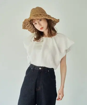 화이트 프릴 슬리브 상의