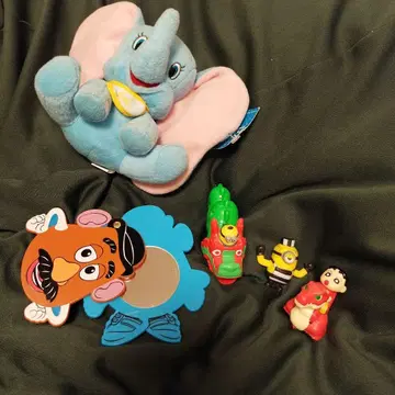 덤보 봉제 인형과 캐릭터 피규어 세트