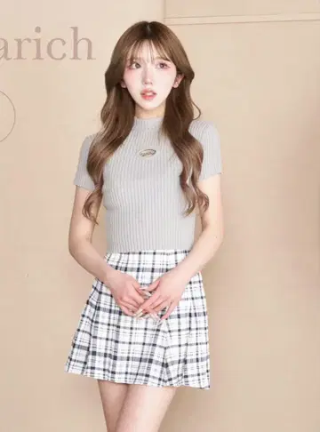 다리치 엠블럼 리브 니트 탑 그레이