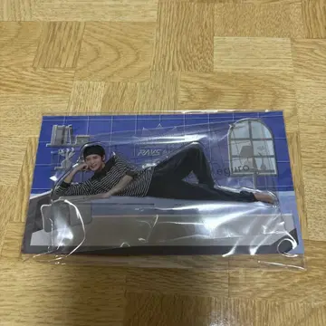 누워있는 포즈의 아크릴 스탠드