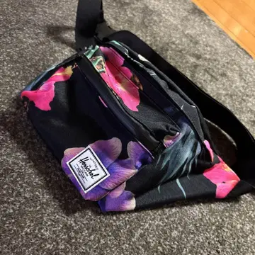 Herschel 플라워 파인애플 패턴 바디백 허쉘