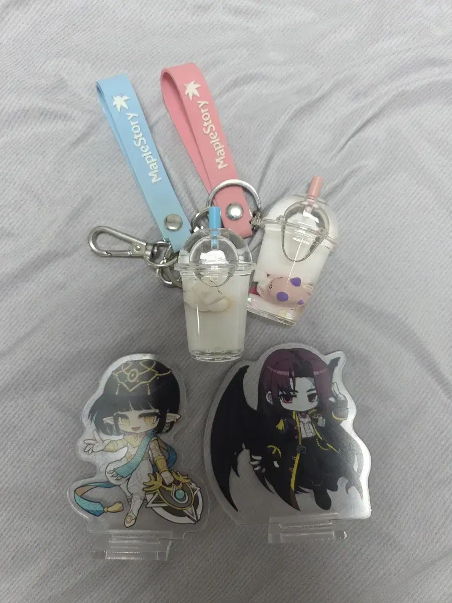 MapleStory Zuu Keyring and Stand Commander