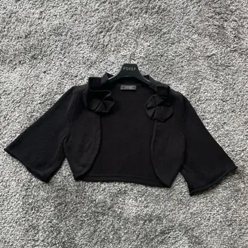 FOXEY 40 플라워 모티브 블랙 볼레로