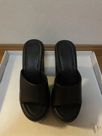 블랙 오픈토 슬라이드 샌들