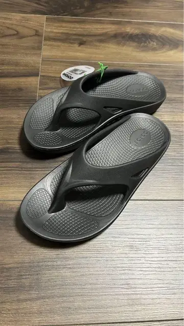 Oofos 블랙 비치 샌들 M7/W9