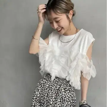 멀티 WAY 뷔스티에풍 튤 프릴 도킹 슬리브리스 티셔츠