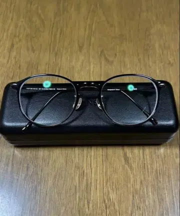 라운드형 블랙 프레임 안경(도수 포함) 케이스 포함