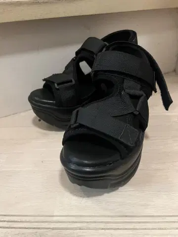 통굽 샌들 조정 가능 블랙