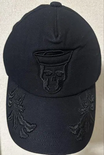 루시앙페라피네 스컬 자수 블랙 캡