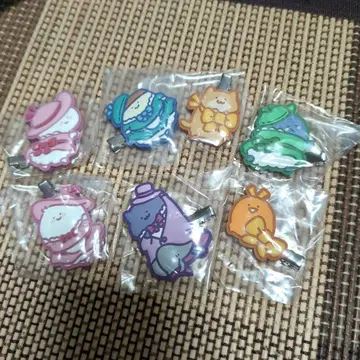 문구와 함께 캡슐 헤어 클립
