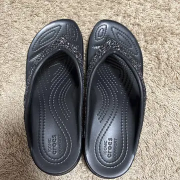 Crocs 블랙 비치 샌들 W7