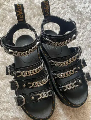 Dr. Martens 블랙 샌들 체인 포함