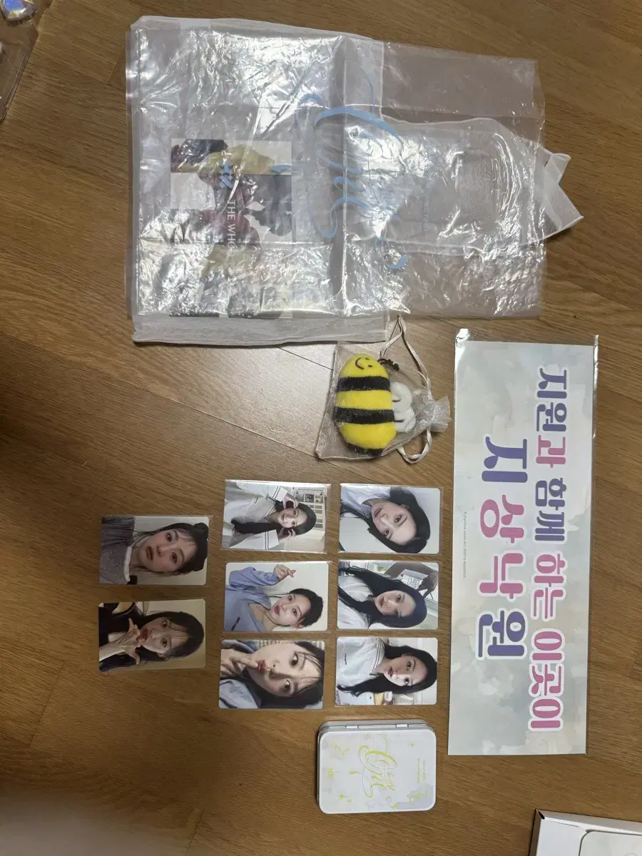 김지원 팬미팅 역조공 꿀벌 인형 키링 포토카드 슬로건 일괄 판매