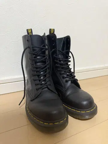 Dr. Martens 블랙 부츠 10홀 37