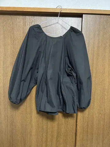 레리움 블랙 벌룬 슬리브 상의