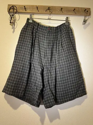 그레이 계열 체크 플리츠 하프 팬츠