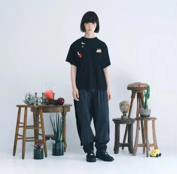 bedsidedrama 칠 아웃 T셔츠 블랙 티셔츠