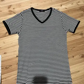 5351 POUR LES HOMMES 스트라이프 V넥 티셔츠