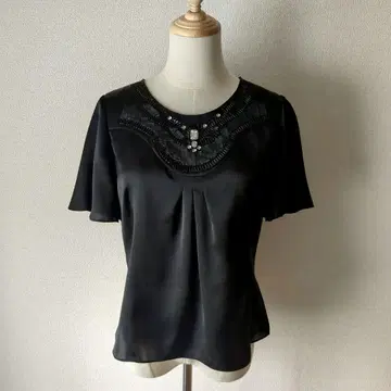 유마코시노 반팔 블라우스 새틴 비쥬 장식 라운드넥