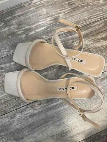 Diana 화이트 스트랩 샌들