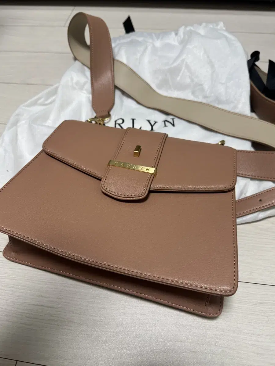 Carlyn New Hester Shoulder Bag