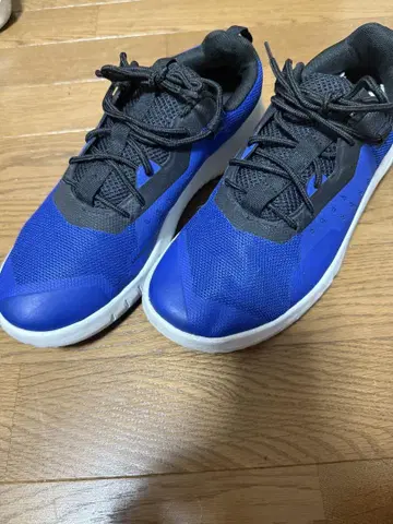 언더아머 스니커즈