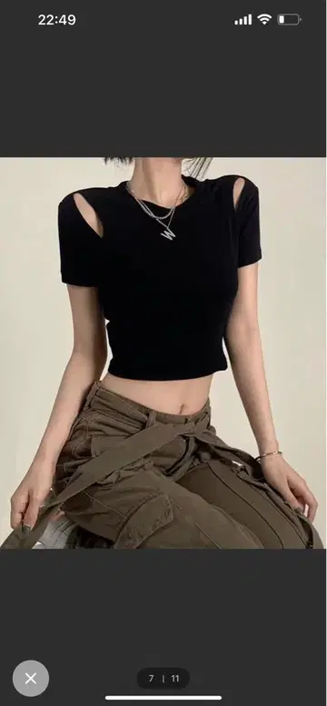블랙 컷 아웃 크롭 티셔츠