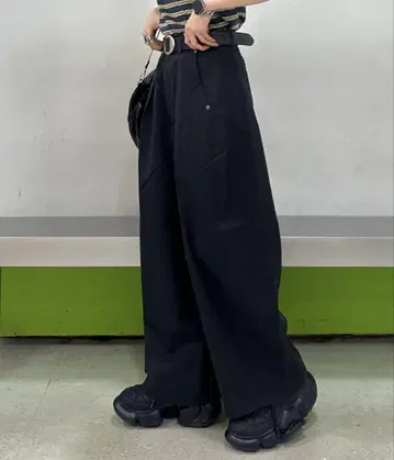 배럴 레그 볼륨 팬츠 지나시스