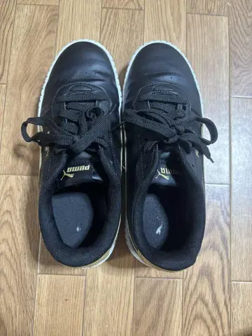 [새상품급] Puma 블랙/골드 스니커즈 23.5