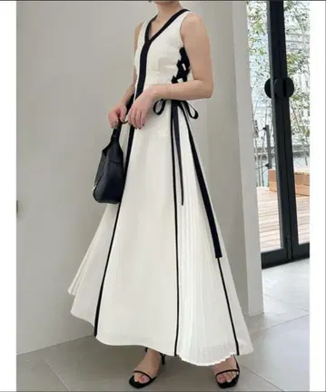 사이드 플리츠 바이컬러 원피스 snidel