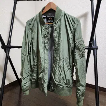 Alpha Industries MA-1 플라이트 자켓
